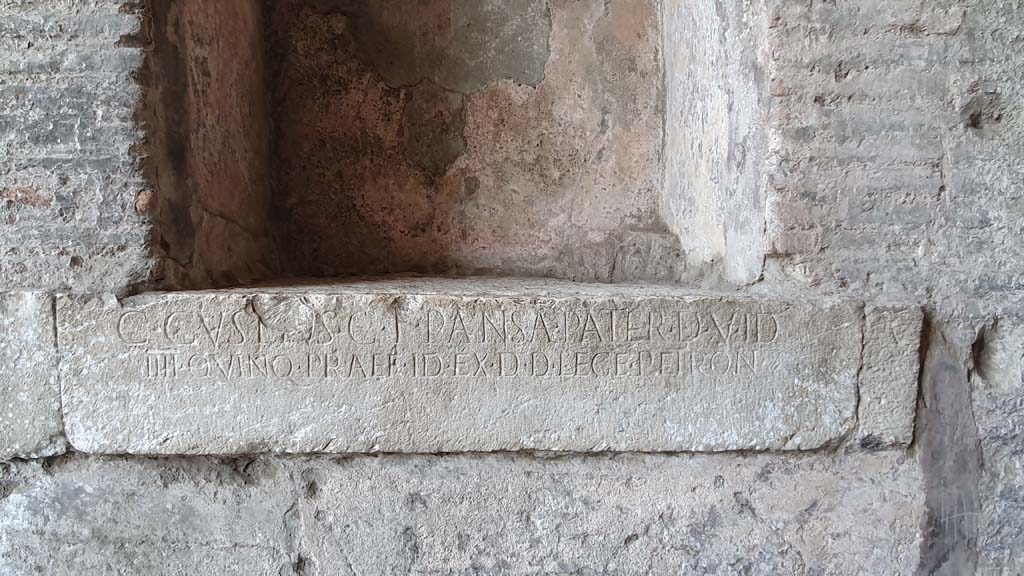 II.6 Pompeii. August 2021. 
Inscription below large rectangular niche on east side of corridor.
Foto Annette Haug, ERC Grant 681269 DÉCOR.