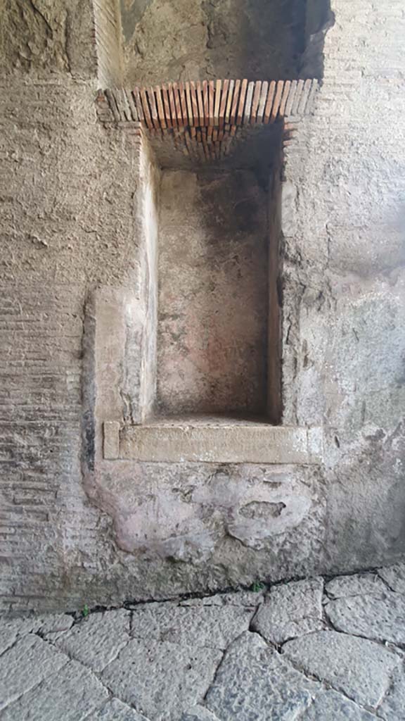 II.6 Pompeii. July 2021. West side of corridor with niche and inscription. 
Foto Annette Haug, ERC Grant 681269 DÉCOR.