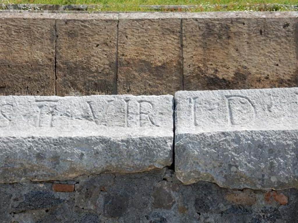 II.6 Pompeii. May 2016. Inscription carved on rim of inner wall of the arena of the Amphitheatre.
Inscription II VIR I D, part of CIL X 855. Photo courtesy of Buzz Ferebee.