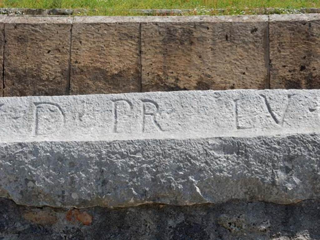 II.6 Pompeii. May 2016. Inscription carved on rim of inner wall of the arena of the Amphitheatre.
Inscription D PR LV, part of CIL X 855. Photo courtesy of Buzz Ferebee.
