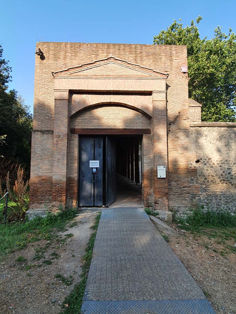 II.7.1 Pompeii. Palaestra. July 2021. Looking west to entrance doorway.
Foto Annette Haug, ERC Grant 681269 DÉCOR.