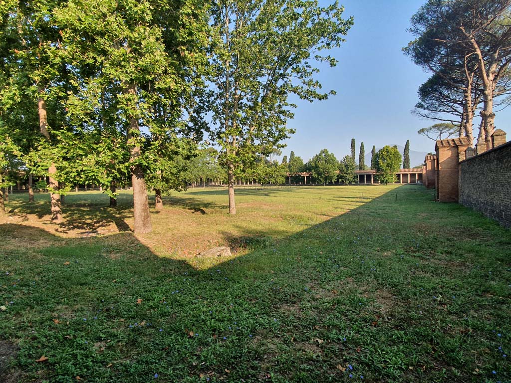II.7.1 Pompeii. Palaestra. July 2021. Looking north along interior east side.
Foto Annette Haug, ERC Grant 681269 DÉCOR.