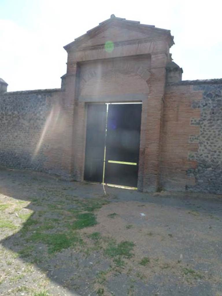 II.7.4 Pompeii. Palaestra. September 2015. Entrance doorway.