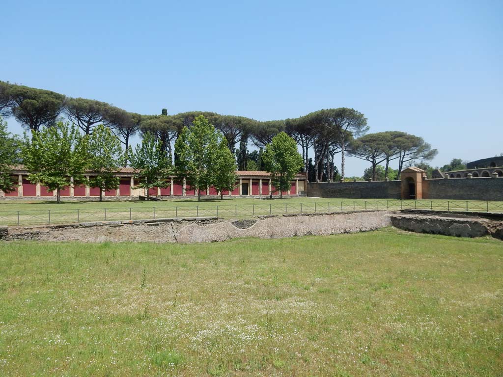 II.7 Pompeii. June 2019. Looking north-east across pool towards entrance at II.7.4, on right.
Photo courtesy of Buzz Ferebee.