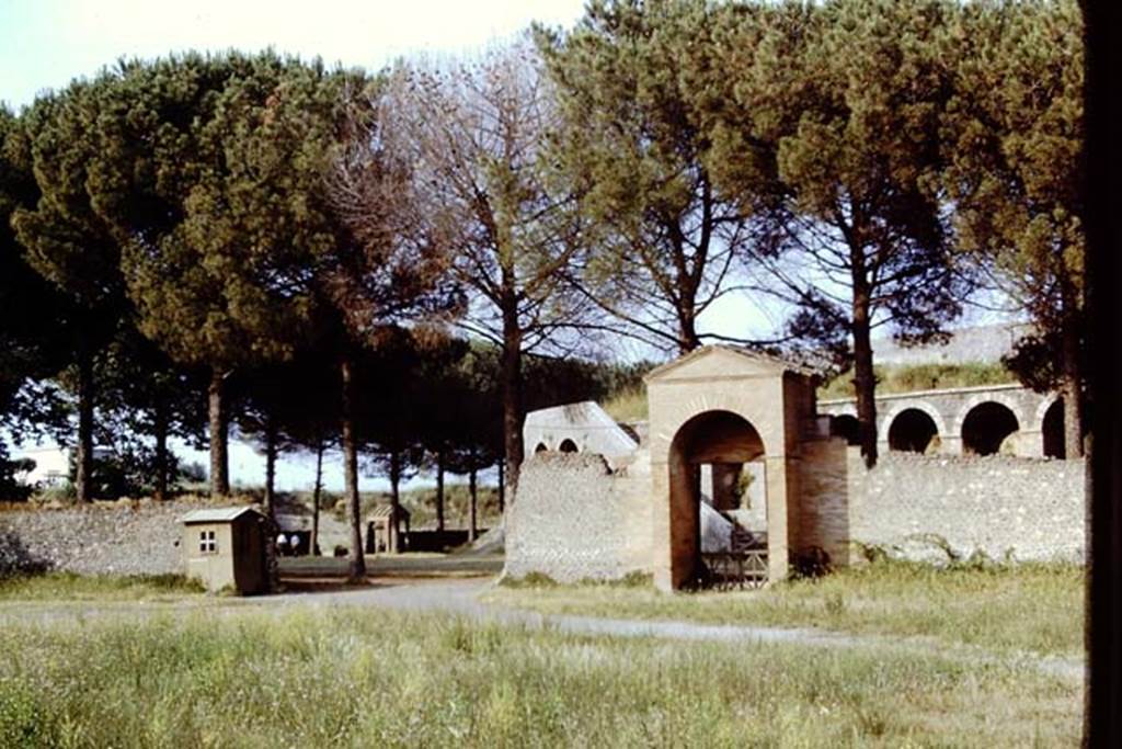 II.7.4 Pompeii. 1971. Looking towards east side.   Photo by Stanley A. Jashemski.
Source: The Wilhelmina and Stanley A. Jashemski archive in the University of Maryland Library, Special Collections (See collection page) and made available under the Creative Commons Attribution-Non Commercial License v.4. See Licence and use details.
J71f0225