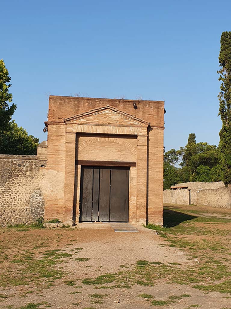 II.7.5 Pompeii. Palaestra. July 2021. Looking west towards entrance doorway.
Foto Annette Haug, ERC Grant 681269 DÉCOR.