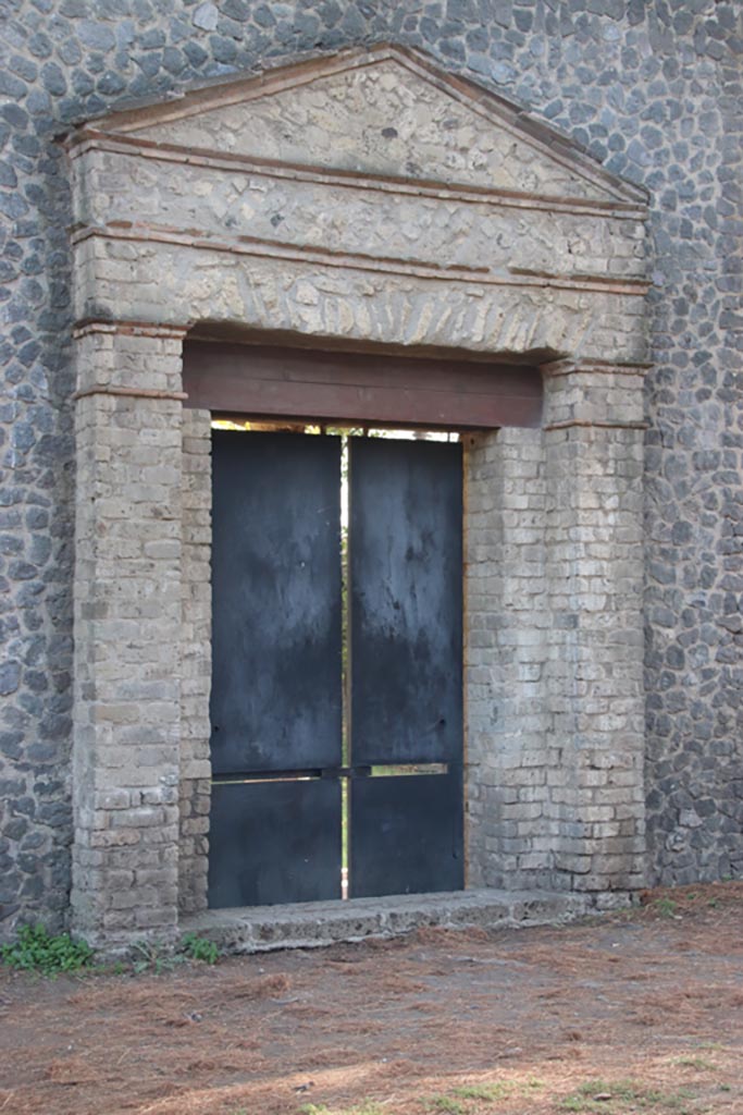 II.7.7 Pompeii. Palaestra. October 2023. 
Entrance doorway on north side. Photo courtesy of Klaus Heese.