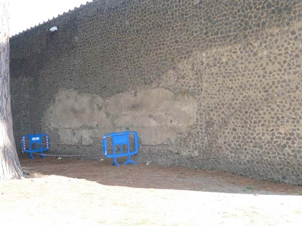 II.7.7 Pompeii. Palaestra. September 2015. Remains of plaster on north wall, site of inscriptions CIL IV 7988, CIL IV 7989, CIL IV7588.
See Varone, A. and Stefani, G., 2009. Titulorum Pictorum Pompeianorum, Rome: L’erma di Bretschneider. (p.222-3)