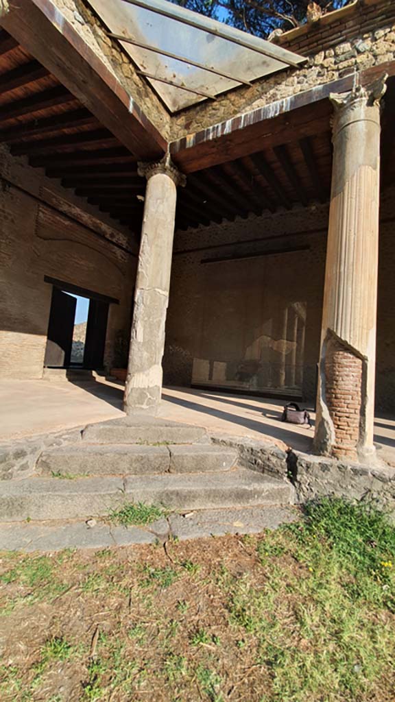 II.7.8 Pompeii. Palaestra. July 2021. 
Steps in north-west corner, looking towards entrance doorway.
Foto Annette Haug, ERC Grant 681269 DÉCOR.