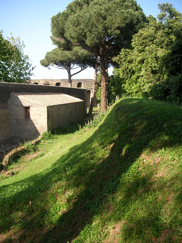 II.7.11 Pompeii. May 2010. Looking towards latrine building.
Looking east from area of city walls between Tower III and Tower IV. Photo courtesy of Ivo van der Graaff.