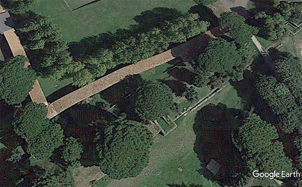 II.7.11 Pompeii. Palaestra. 2016. Long tapered walled enclosure area behind the latrine.
Photo courtesy of Google Earth.
See Nappo, S., 1998. Pompeii: Guide to the ancient city. London: Weidenfeld and Nicholson, p. 36-7.