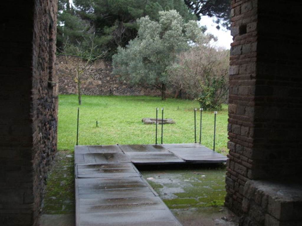 II.8.1 Pompeii. December 2005. Looking east from entrance.
