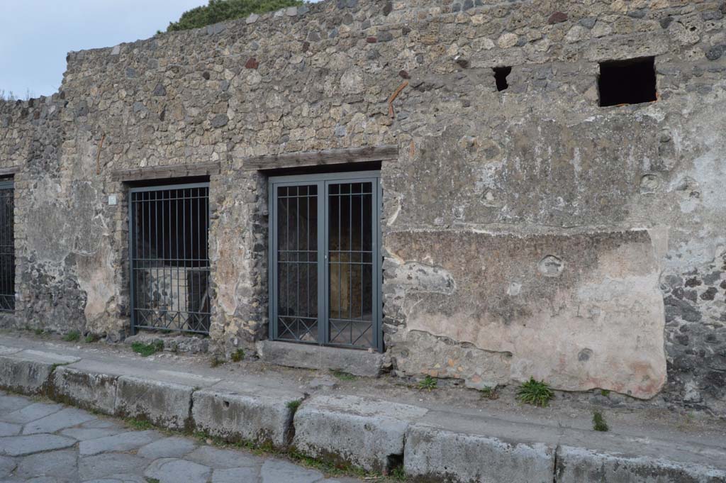 II.8.2 Pompeii, on right. March 2019. Looking towards entrance doorway, with II.8.3, on left.
Foto Taylor Lauritsen, ERC Grant 681269 DÉCOR.