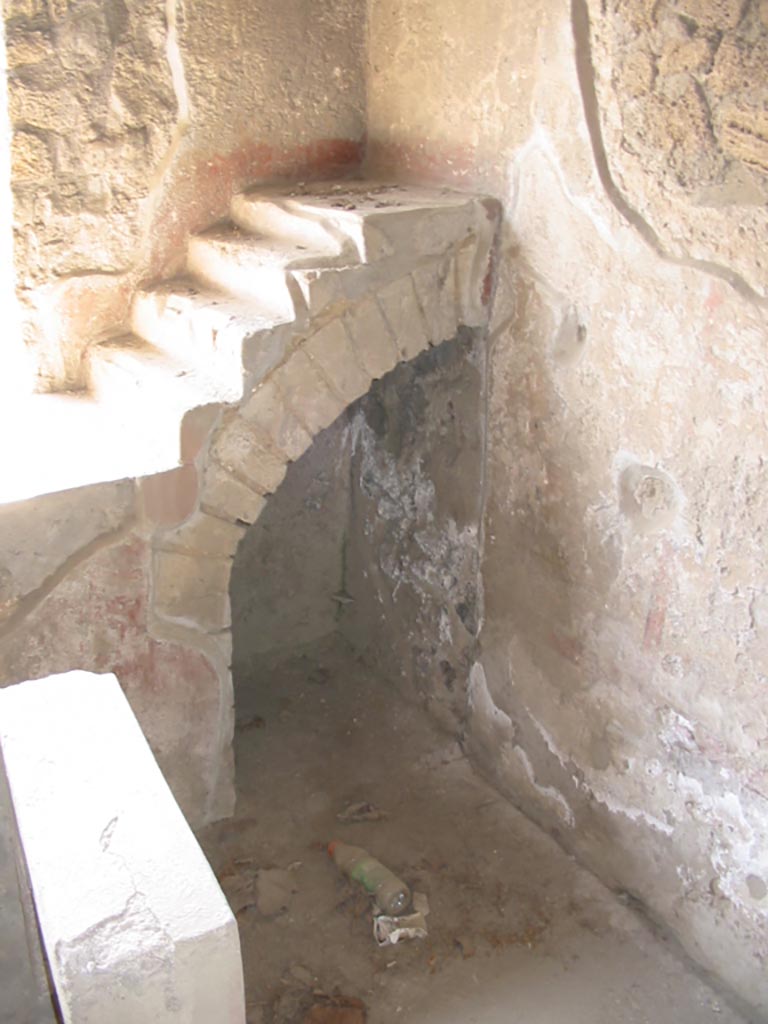 II.8.3 Pompeii. May 2003. 
Looking towards north-west corner of counter, with display steps and arched recess below.
Photo courtesy of Nicolas Monteix.
