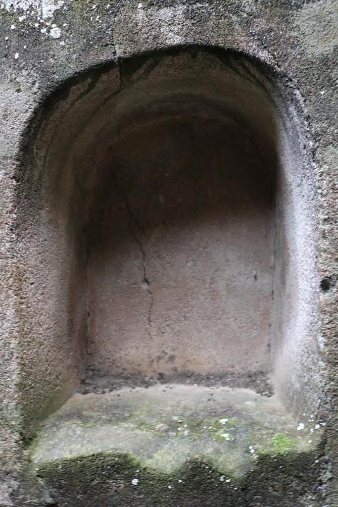 II.8.5 Pompeii. December 2018. 
Detail of niche on east side (left) of south wall in first room on north side of corridor. Photo courtesy of Aude Durand.