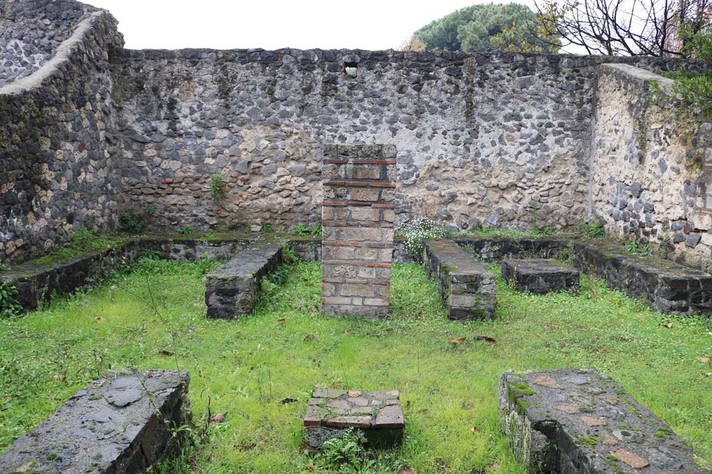 II.8.5 Pompeii. December 2018. 
Three-sided stone benches and tables built against the north wall, viewed from the south side. Photo courtesy of Aude Durand.