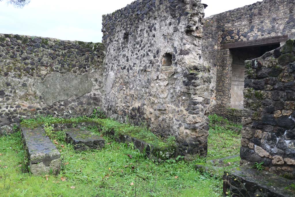 II.8.5 Pompeii. December 2018. 
Three-sided stone benches and tables built against the south wall, at west end of south side. Photo courtesy of Aude Durand.