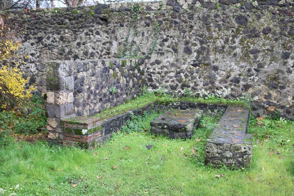 II.8.5 Pompeii. December 2018. 
Three-sided stone benches and tables built against the south wall, at east end of south side. Photo courtesy of Aude Durand.