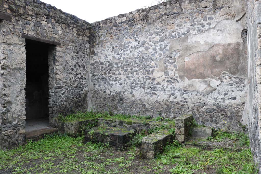 II.8.5 Pompeii. December 2018. 
Looking towards doorway to room on north of entrance in north-west corner of atrium. Photo courtesy of Aude Durand.