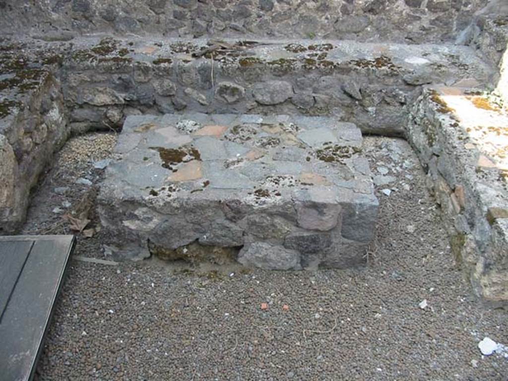 II.8.5 Pompeii. May 2003. Three-sided stone bench and table on north wall of atrium area. Photo courtesy of Nicolas Monteix.