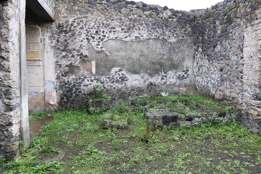 II.8.5 Pompeii. December 2018. 
Looking south across atrium area, with three-sided stone bench and table in south-west corner of atrium area. Photo courtesy of Aude Durand.