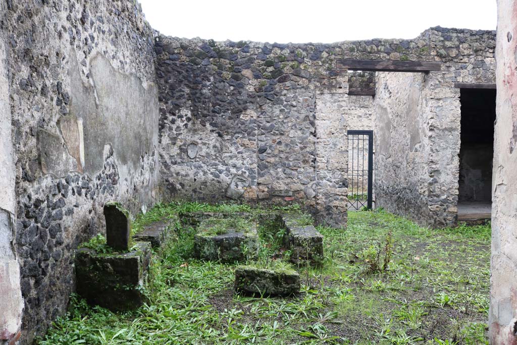 II.8.5 Pompeii. December 2018. 
Looking west towards three-sided stone bench and table in south-west corner of atrium area. Photo courtesy of Aude Durand.