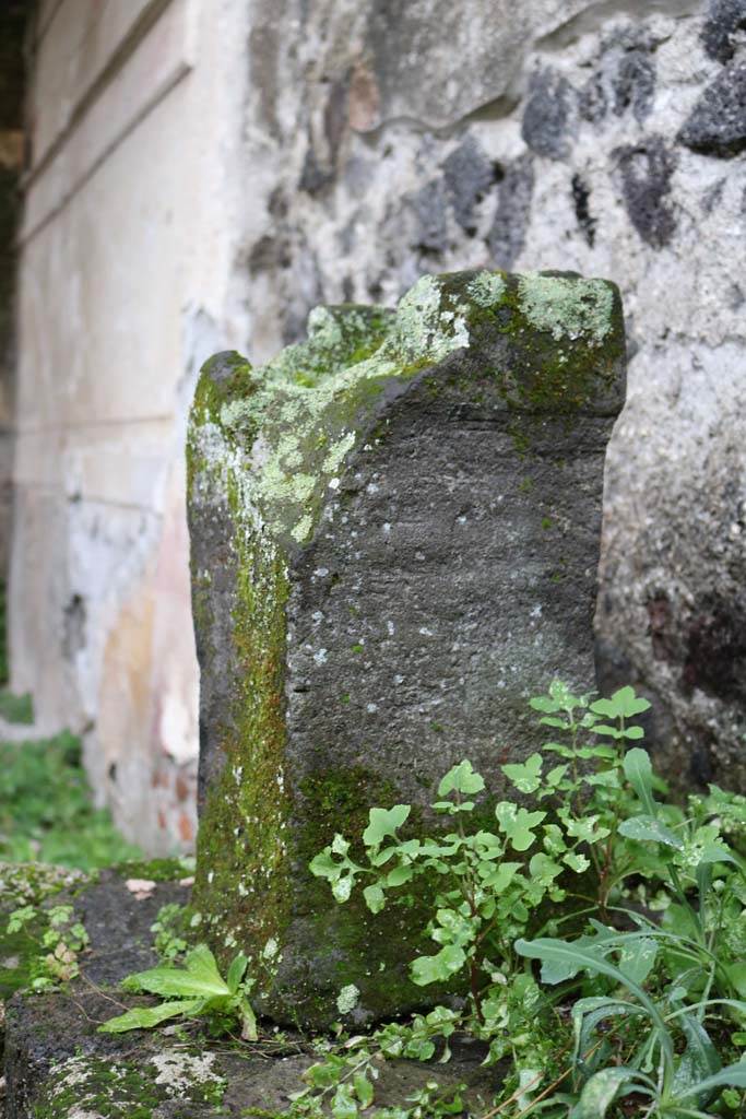 II.8.5 Pompeii. December 2018. 
Altar (?) on top of structure against south wall. Photo courtesy of Aude Durand.