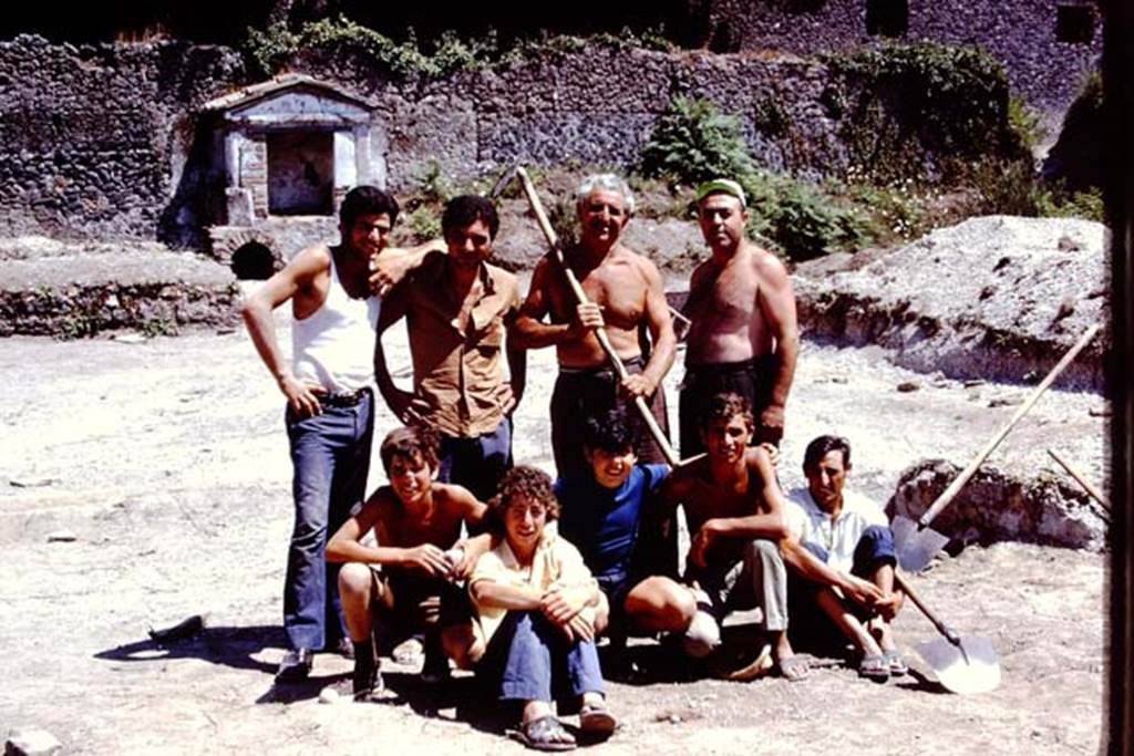 II.8.6 Pompeii. 1972. Wilhelmina’s workers posing in the sun. Photo by Stanley A. Jashemski. 
Source: The Wilhelmina and Stanley A. Jashemski archive in the University of Maryland Library, Special Collections (See collection page) and made available under the Creative Commons Attribution-Non Commercial License v.4. See Licence and use details. J72f0694