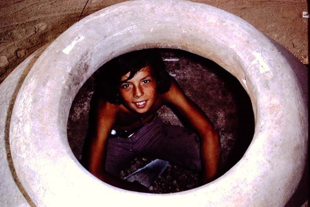 II.8.6 Pompeii, 1973. Finishing emptying the dolium. Photo by Stanley A. Jashemski. 
Source: The Wilhelmina and Stanley A. Jashemski archive in the University of Maryland Library, Special Collections (See collection page) and made available under the Creative Commons Attribution-Non Commercial License v.4. See Licence and use details. J73f0319