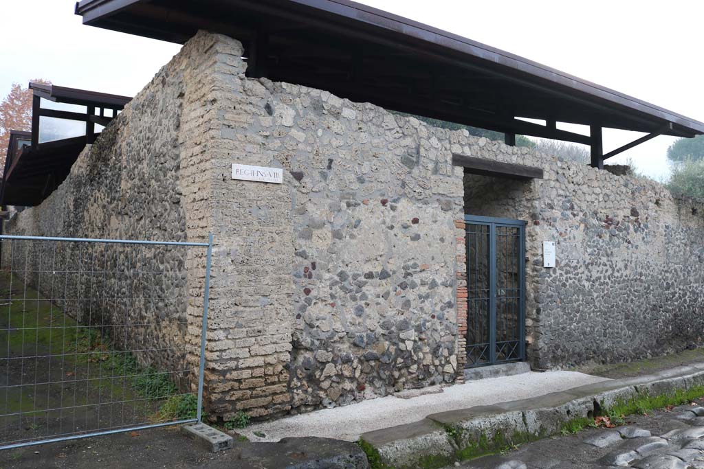 II.8.6 Pompeii, December 2018. 
Looking east towards doorway on corner of insula II.8, with Via della Palestra, on left. Photo courtesy of Aude Durand.