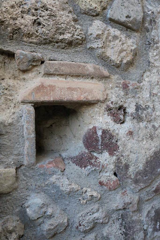 II.8.6 Pompeii. December 2018. 
Square hole on north side of inside entrance doorway. Photo courtesy of Aude Durand.