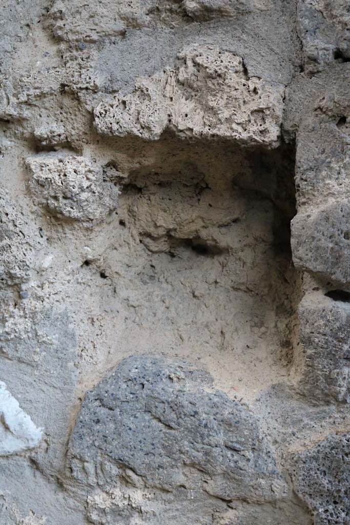 II.8.6 Pompeii. December 2018. 
Square hole on south side of inside entrance doorway. Photo courtesy of Aude Durand.