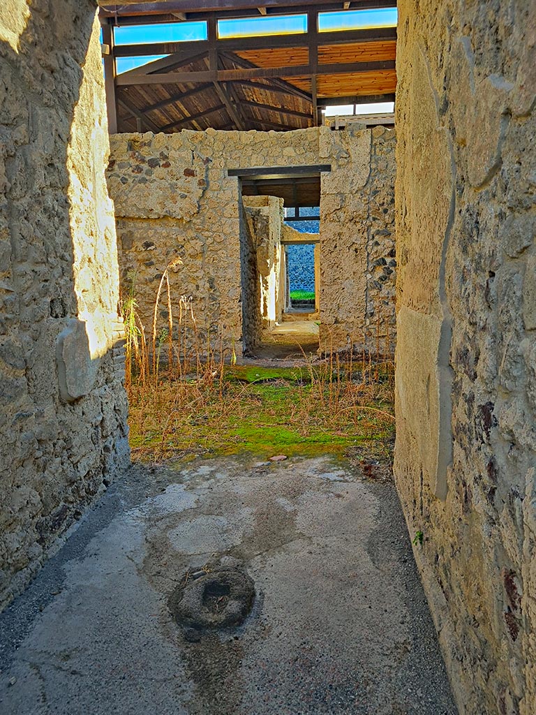 II.8.6 Pompeii. October 2024.
Looking east across entrance corridor/vestibule with door-stop. Photo courtesy of Giuseppe Ciaramella.