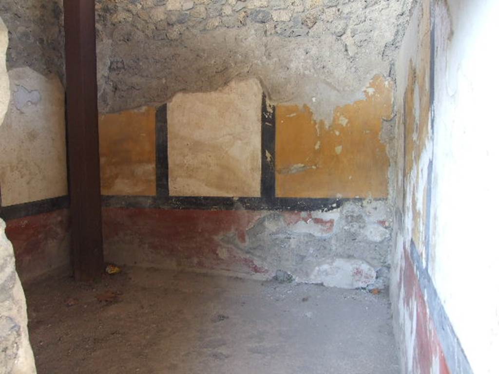 II.8.6 Pompeii. December 2006. Looking through doorway towards north wall of room on north side of viridarium.