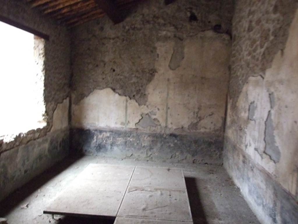 II.9.1 Pompeii. December 2007. 
South wall and window in east wall overlooking summer triclinium, in room 5 on south side behind atrium.
