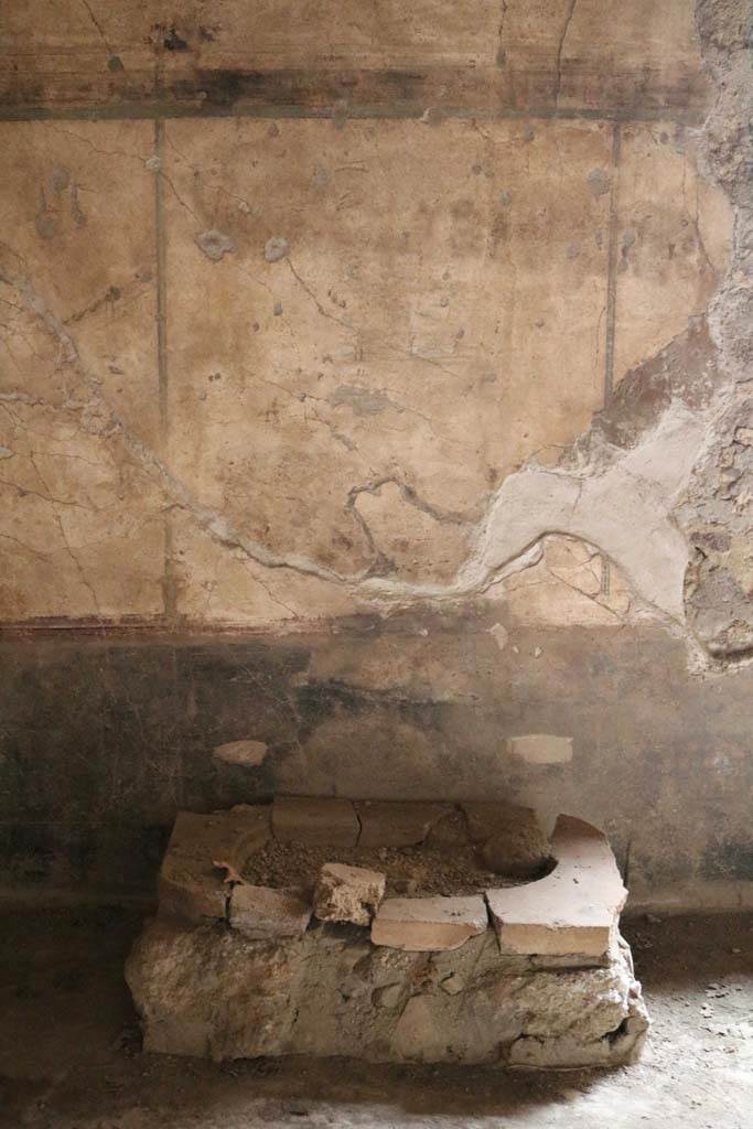 II.9.1 Pompeii. December 2018. Room 5. Structure against east wall, on north side of window. Photo courtesy of Aude Durand.