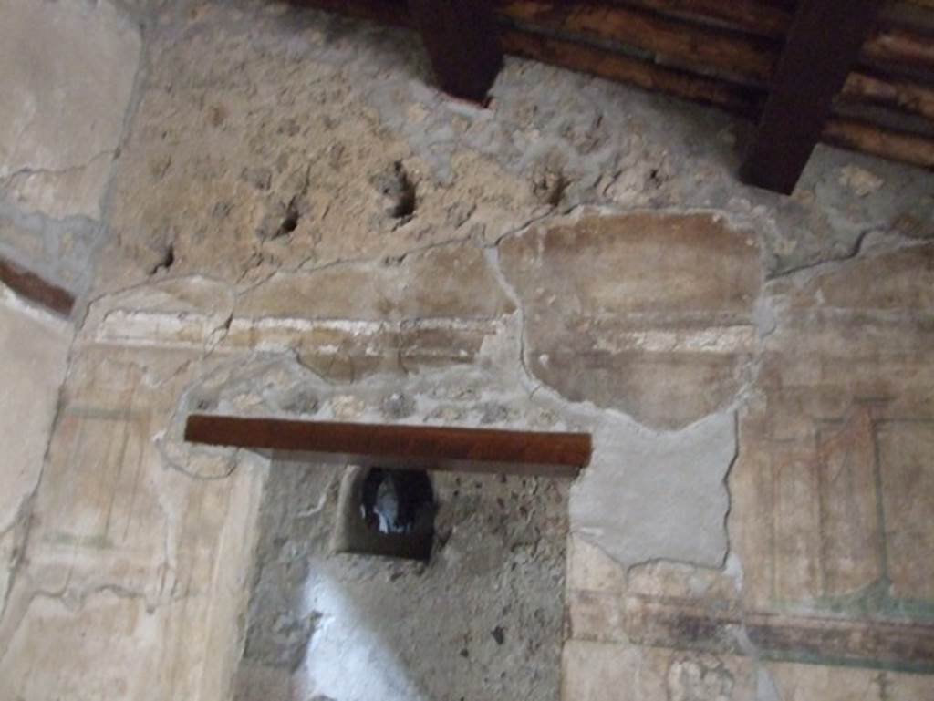 II.9.1 Pompeii.  December 2007. North wall of room 5 with large window on south side behind atrium, with doorway to corridor.  In the corridor, a niche can be seen on its north wall.