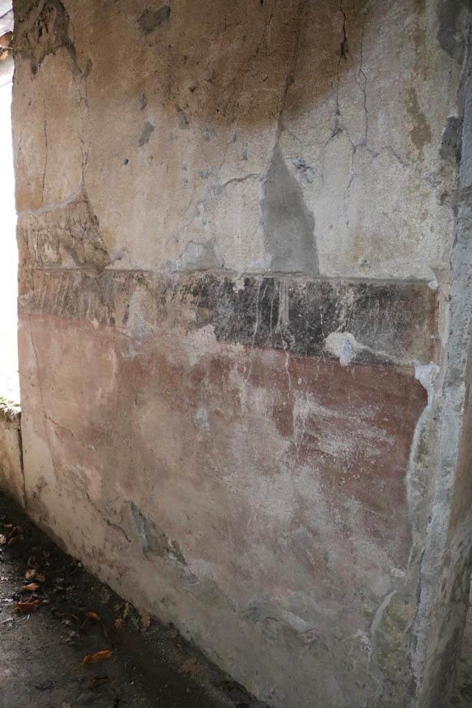 II.9.1 Pompeii. December 2018. 
Painted decoration in corridor, on east side of doorway to room 5, on right.
Summer triclinium 8, is on the left. Photo courtesy of Aude Durand.