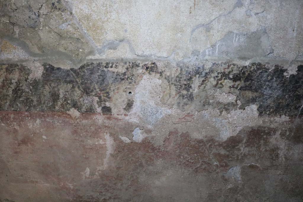II.9.1 Pompeii. December 2018. 
Detail of painted decoration in corridor, on east side of doorway to room 5. Photo courtesy of Aude Durand.