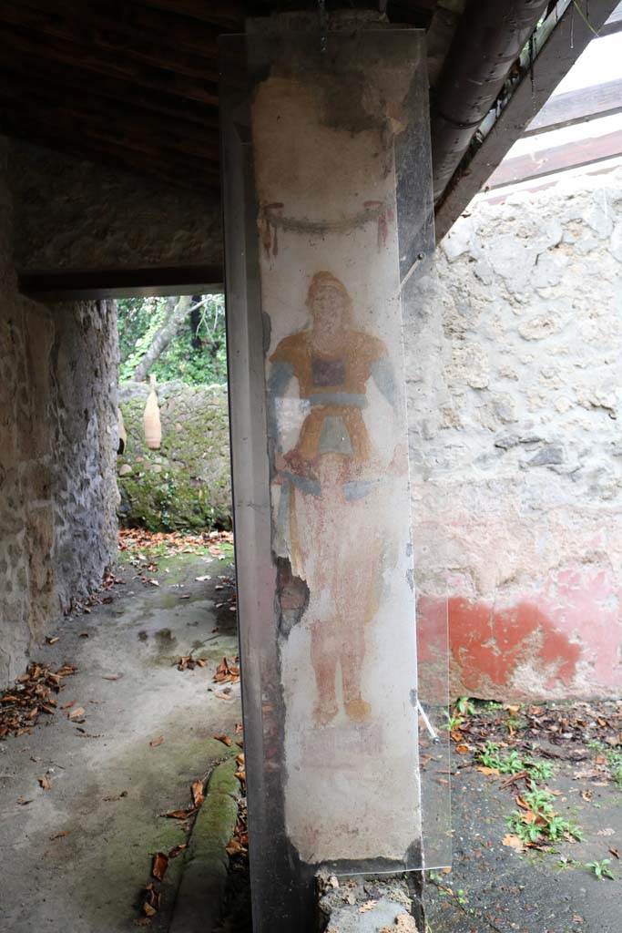 II.9.1 Pompeii. December 2018.  
Painting of Priapus on the west face of column on the north side of the triclinium.
Photo courtesy of Aude Durand.