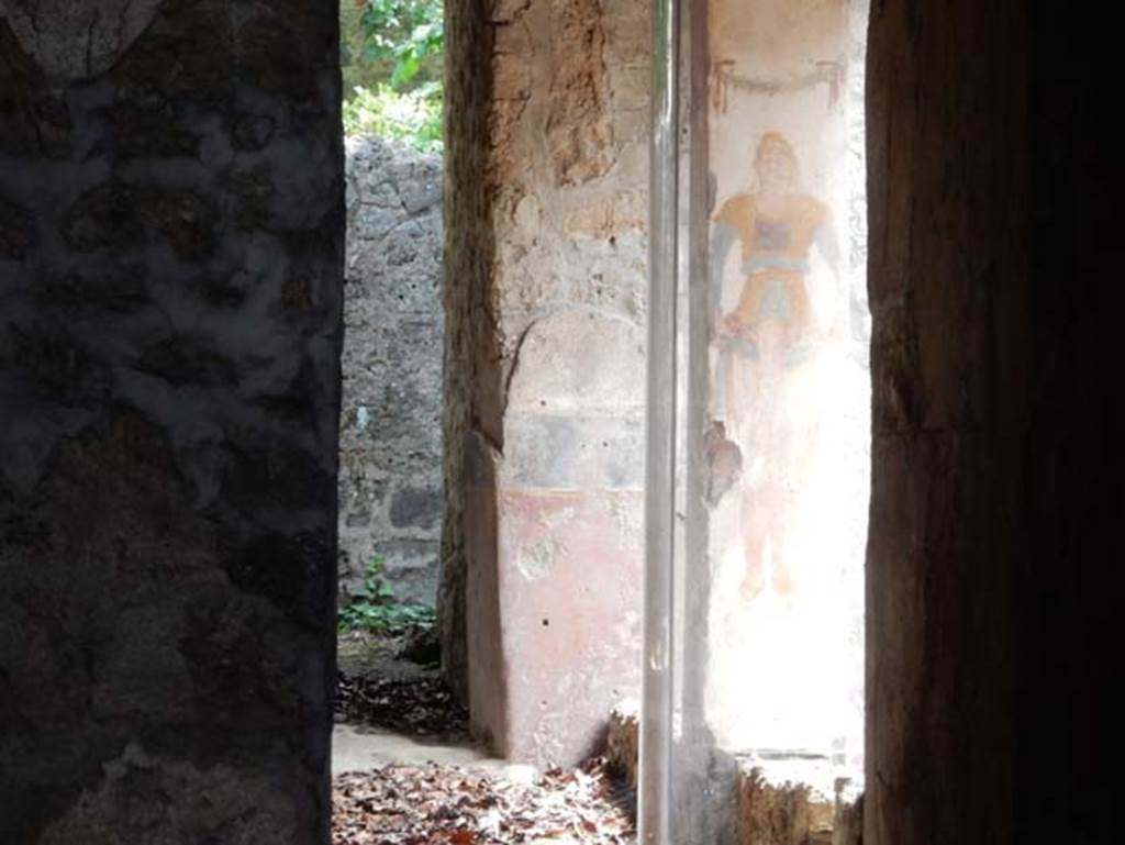 II.9.1 Pompeii. May 2017. Painting of Priapus on the west face of column on the north side of the triclinium. Photo courtesy of Buzz Ferebee.