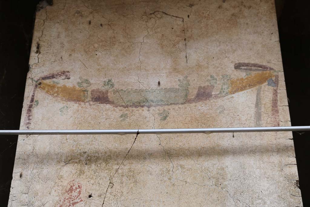 II.9.1 Pompeii.  December 2018.  
Detail of garland from south face of column on the north side of the triclinium. Photo courtesy of Aude Durand.