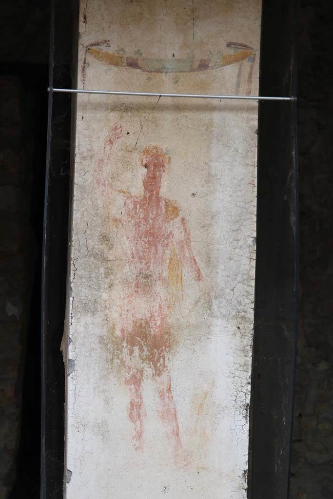 II.9.1 Pompeii. December 2018.  
Detail of painting of Bacchus on south face of column on the north side of the triclinium 8.
Photo courtesy of Aude Durand.
Kuivalainen comments –
“A young half-naked Bacchus wearing a cloak is teasing a panther with a bunch of grapes. The large painting is very exceptional on a garden pillar. The strong jaw line is also seen in some Republican coins.”
See Kuivalainen, I., 2021. The Portrayal of Pompeian Bacchus. Commentationes Humanarum Litterarum 140. Helsinki: Finnish Society of Sciences and Letters, (p.115, C15).