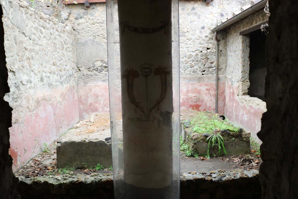 II.9.1 Pompeii. December 2018. Looking south across triclinium 8 from corridor 6. 
Painting of Horn of Plenty on north side of column on the north side of the triclinium. Photo courtesy of Aude Durand.