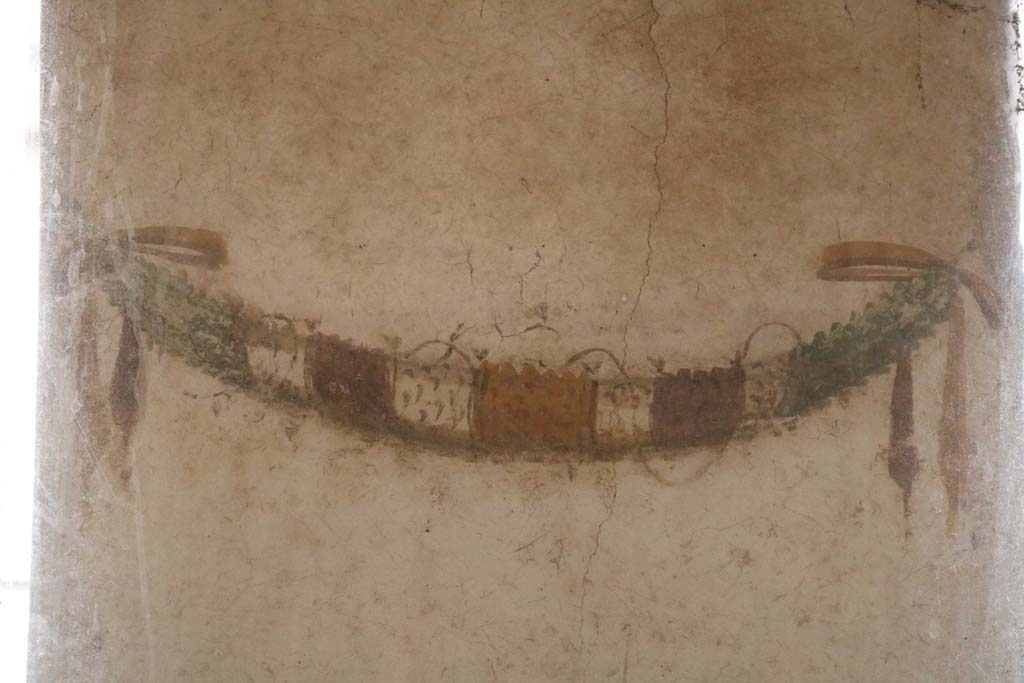 II.9.1 Pompeii. December 2018. 
Detail of garland on north side of column on the north side of the triclinium. Photo courtesy of Aude Durand.