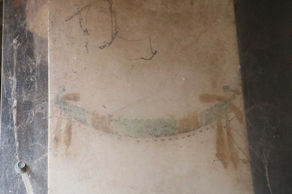 II.9.1 Pompeii.  December 2018.  
Detail of garland on east side of column on the north side of the triclinium. Photo courtesy of Aude Durand.