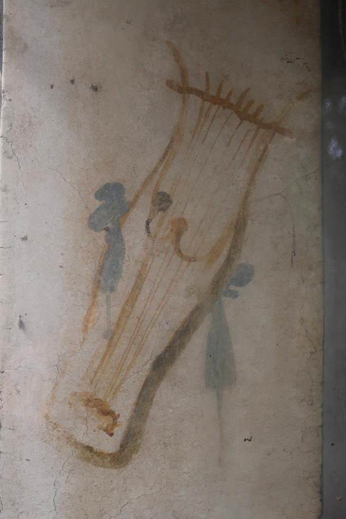 II.9.1 Pompeii.  December 2018.  
Detail from east side of column on the north side of the triclinium. Photo courtesy of Aude Durand.