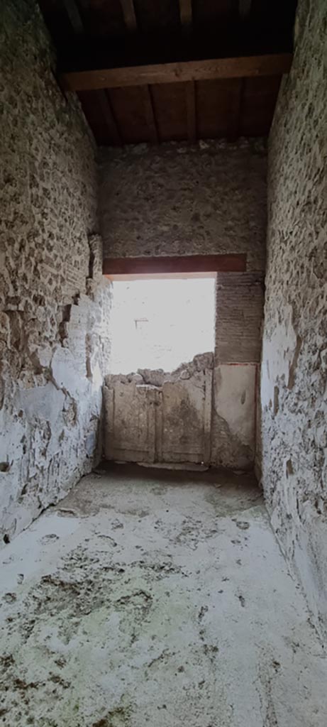 II.9.3 Pompeii. December 2023.
Entrance corridor from interior, looking west towards front entrance. 
Photo courtesy of Miriam Colomer.