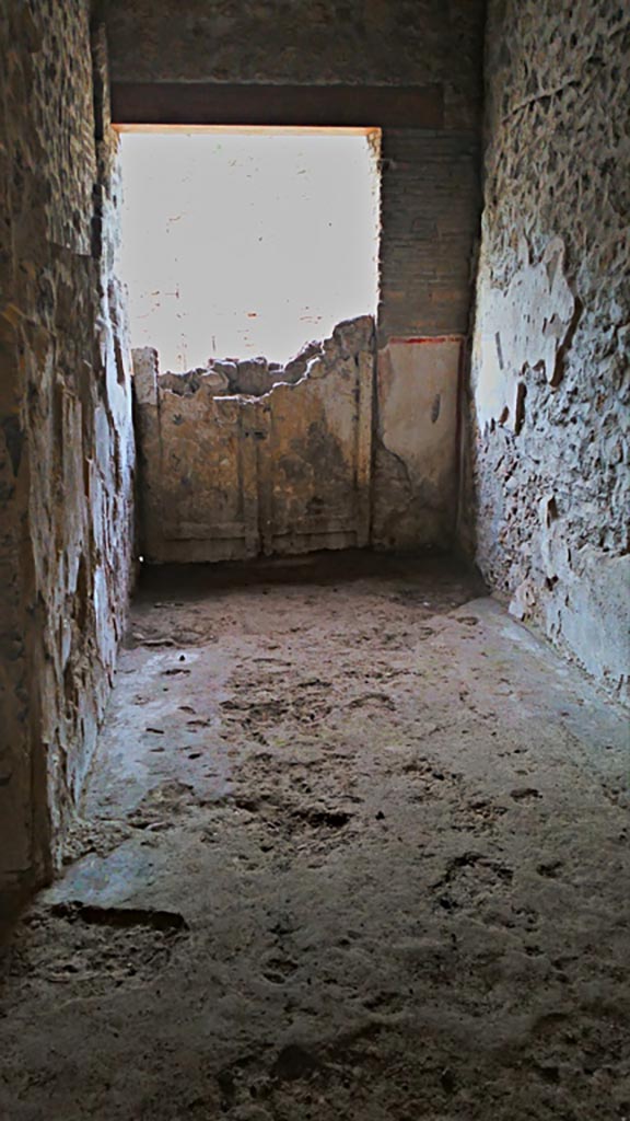 II.9.3 Pompeii. 2018.
Entrance corridor from interior, looking west towards front entrance doorway.
Photo courtesy of Giuseppe Ciaramella.
