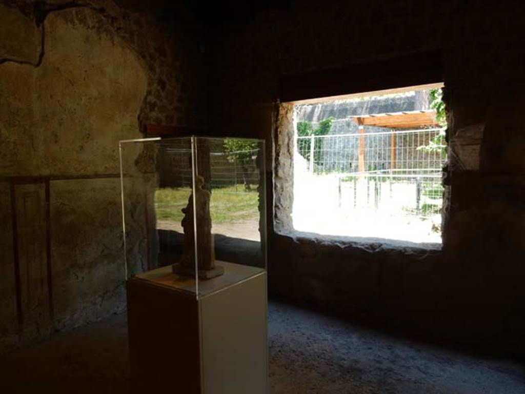 II.9.4, Pompeii. May 2018. Room 5, looking across to window to garden area. Photo courtesy of Buzz Ferebee.